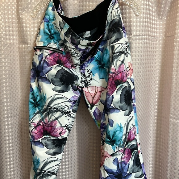 Size 8 OBERMEYER Women's Malta Ski Pant - Picture 5 of 11